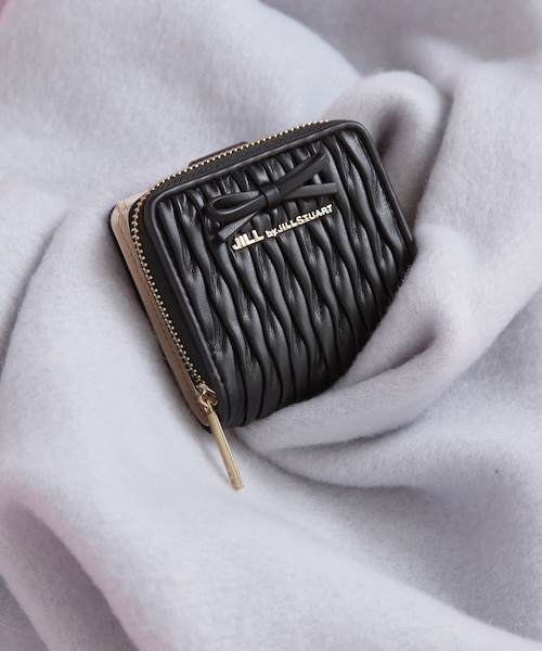 ジル バイ ジル スチュアート] メタルプレートリボンウォレット ジル