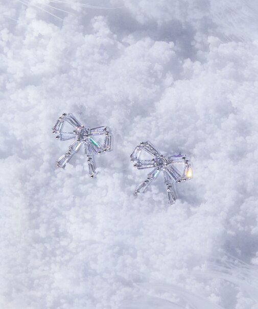 Cubic プチリボンピアス