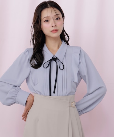 リボン付きピンタックブラウス