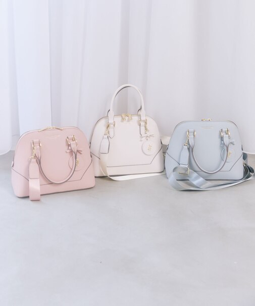 チャーム付きハンドバッグ