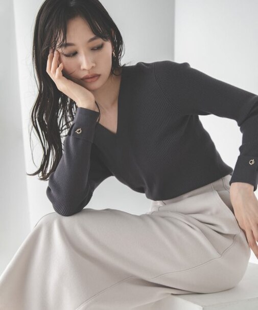 Vネックハトメスリーブリブニット