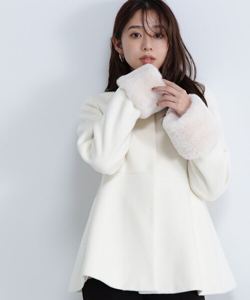 NATURAL BEAUTY BASIC フェイクファースリーブペプラムコート フェイクファースリーブペプラムコート 24AW｜ナチュラル