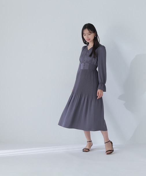 Vネックプリーツワンピース