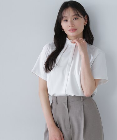 フリルネックタックブラウス
