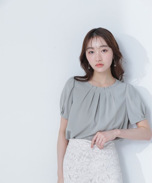 ボートネックタックブラウス