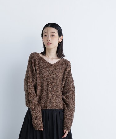 Vネックケーブルニット