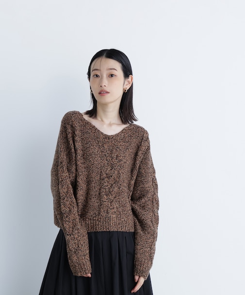 Vネックケーブルニット