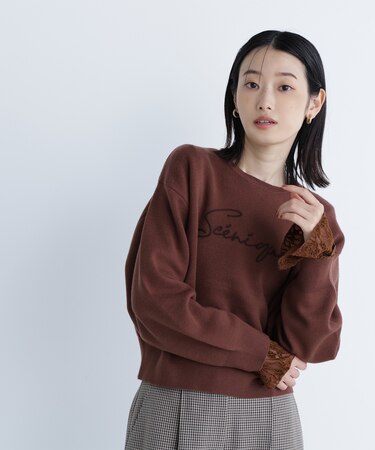ロゴ刺繍ニット