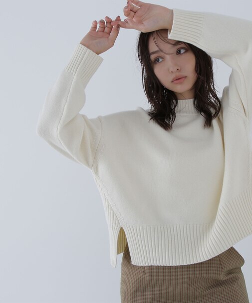 サイドスリットハイネックニット
