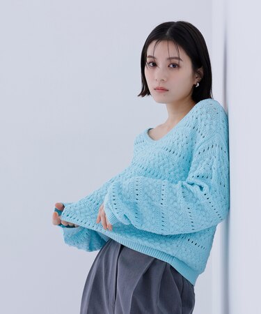 Vネック透かし編みニット