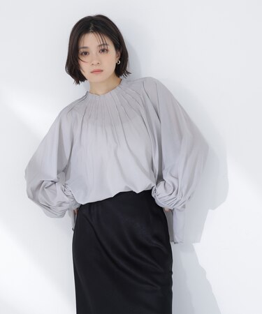 タックネックブラウス