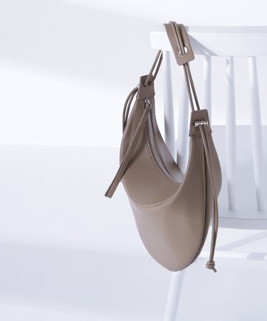 ハーフムーンコードハンドルショルダーバッグ