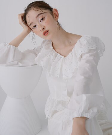〈N.〉 エンブロイダリーフリルブラウス
