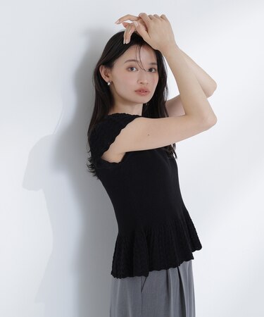 透かし編みフリルニット