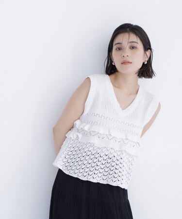 Vネック透かし編みフリルニット