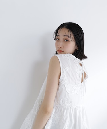 テープ刺繍ペプラムシャツ