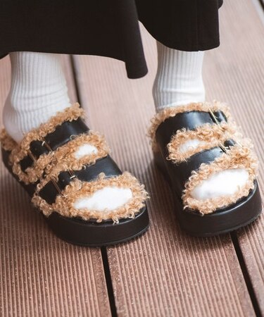 フェイクファーベルトサンダル