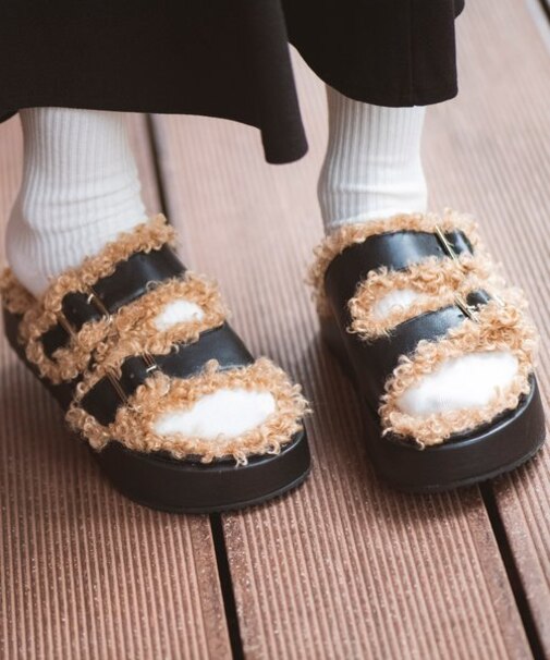 フェイクファーベルトサンダル