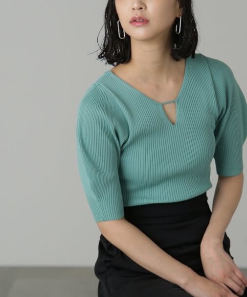 キーネックリブニット