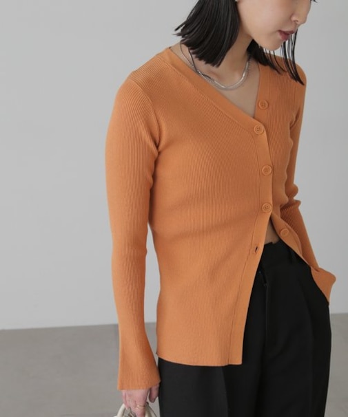 アシンメトリーボタンディテールリブニット