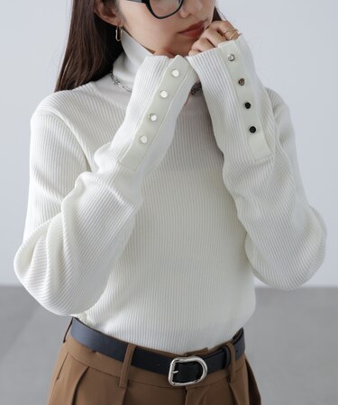 袖金ボタンリブタートルニット