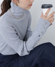 袖金ボタンリブタートルニット
