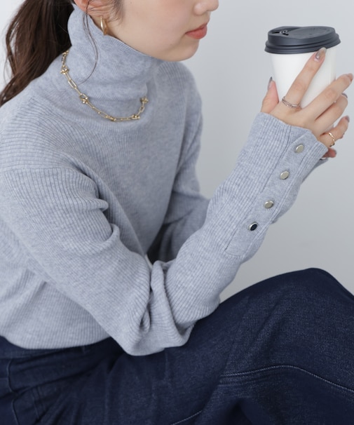 袖金ボタンリブタートルニット
