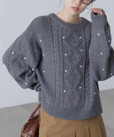 ハート刺繍ケーブルニット