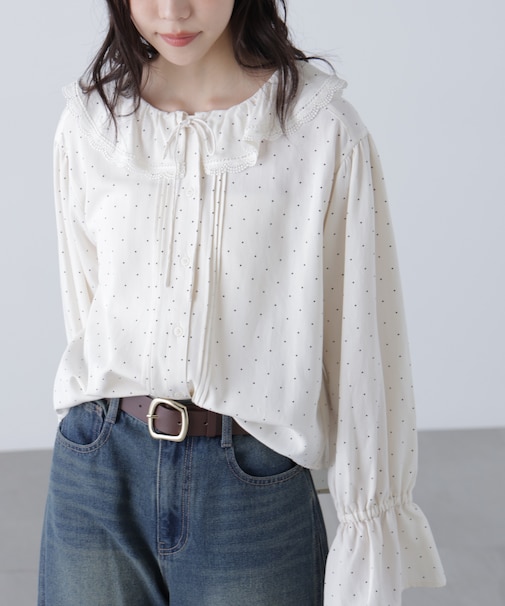 フリルカラーブラウス