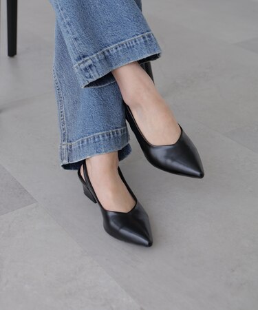 バックスリングパンプス