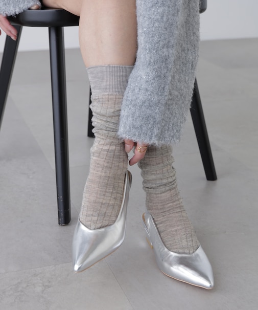 バックスリングパンプス