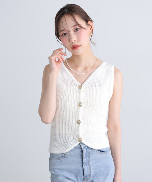 〈MFM〉エンブレムボタン変形Vネックノースリニット
