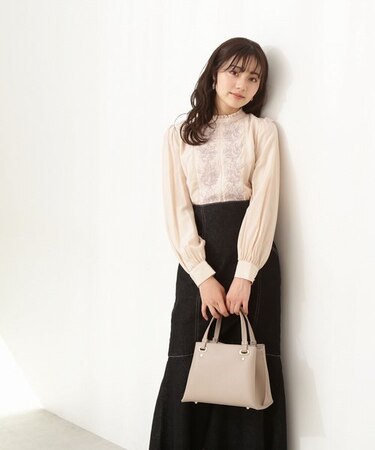 フロント刺繍ブラウス