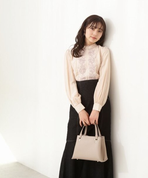 フロント刺繍ブラウス