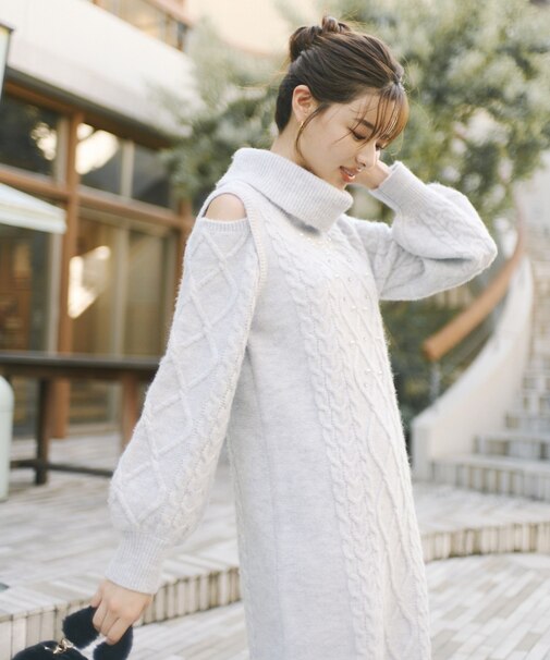 オープンショルダーケーブルニットワンピース