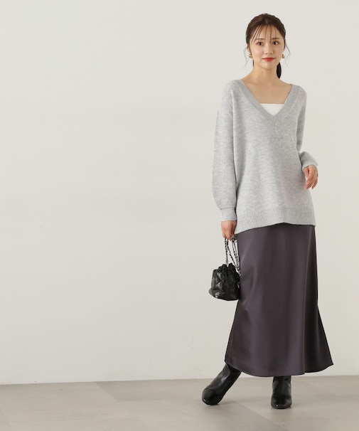 スリット入りサテンナロースカート　24AW