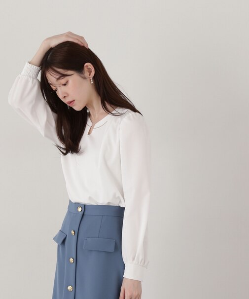 チェーン付きタックブラウス