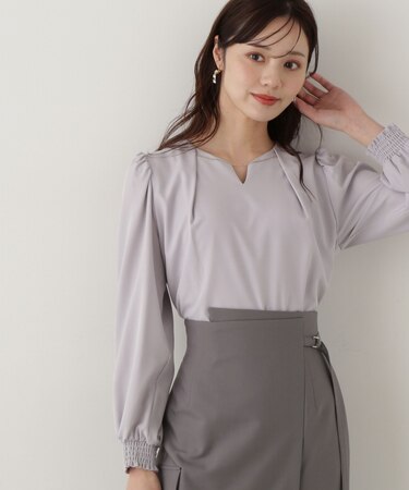チェーン付きタックブラウス