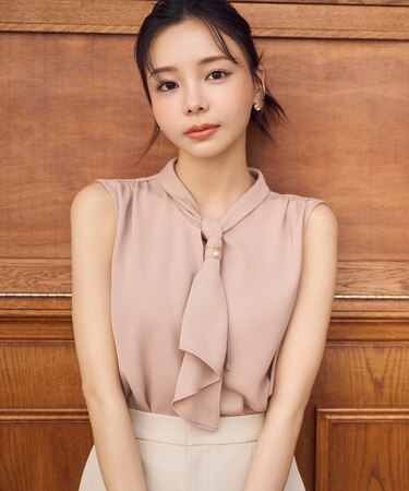 パール付きフリルタイブラウス