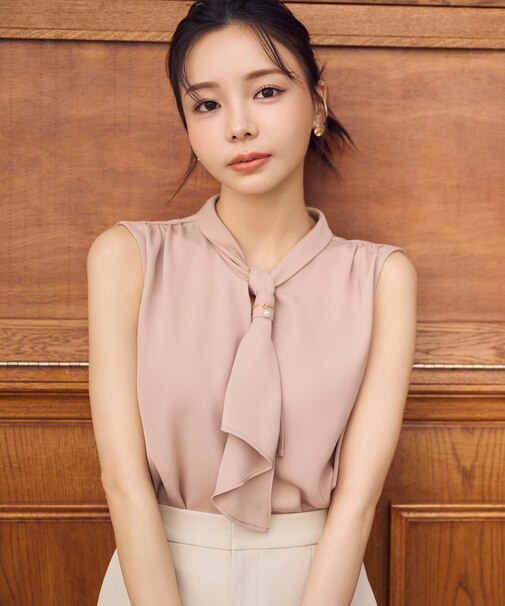 パール付きフリルタイブラウス