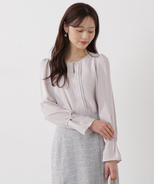 ピンタックブラウス