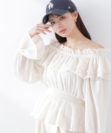 ＜ウォッシャブル＞《EDIT COLOGNE》オフショルシアーシャーリングブラウス　26SS