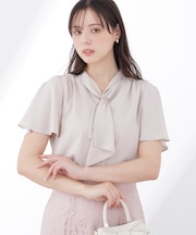 チェーン付きフリルタイブラウス