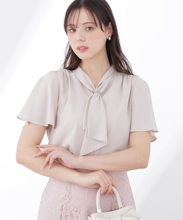 チェーン付きフリルタイブラウス