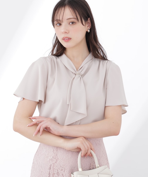 チェーン付きフリルタイブラウス