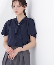 チェーン付きフリルタイブラウス