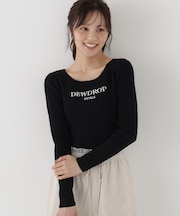 ＜a／mie＞ロゴ刺繍リブニット