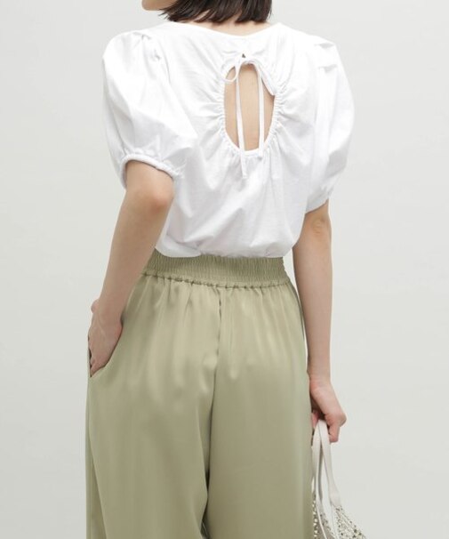 LB.03／バックデザインカットブラウス