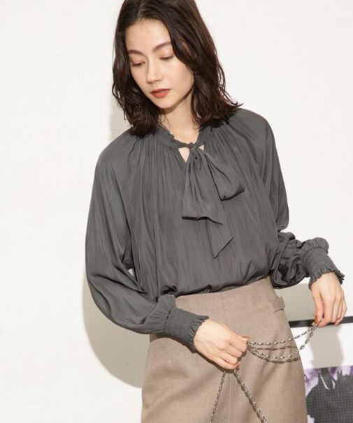 ギャザーネックボウタイブラウス