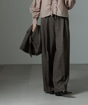 ストレッチサージピンタックイージーワイドパンツ（セットアップ可）